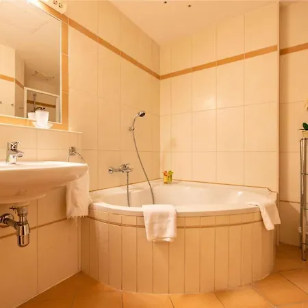 Apartment 3br Penthouse In Centre Of St Wolfgang - What'app - 0034-635-518-216 - For Reservations! *